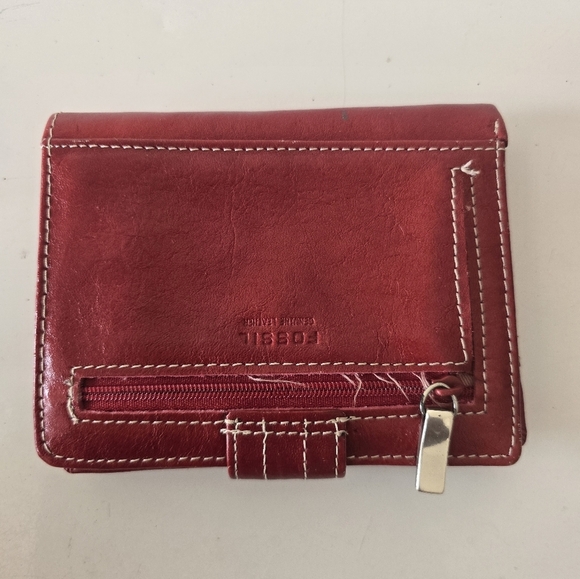 Fossil  (Folded) Red Leather Bi-Fold Passport Wallet Patent Leather Women - Picture 9 of 12